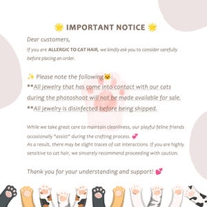Peut inclure: Avis important sur fond blanc, concernant les allergies aux poils de chat. Le texte informe que les bijoux en contact avec les chats lors des s&eacute;ances photo ne sont pas vendus et sont d&eacute;sinfect&eacute;s. Des illustrations de pattes de chat sont en bas.