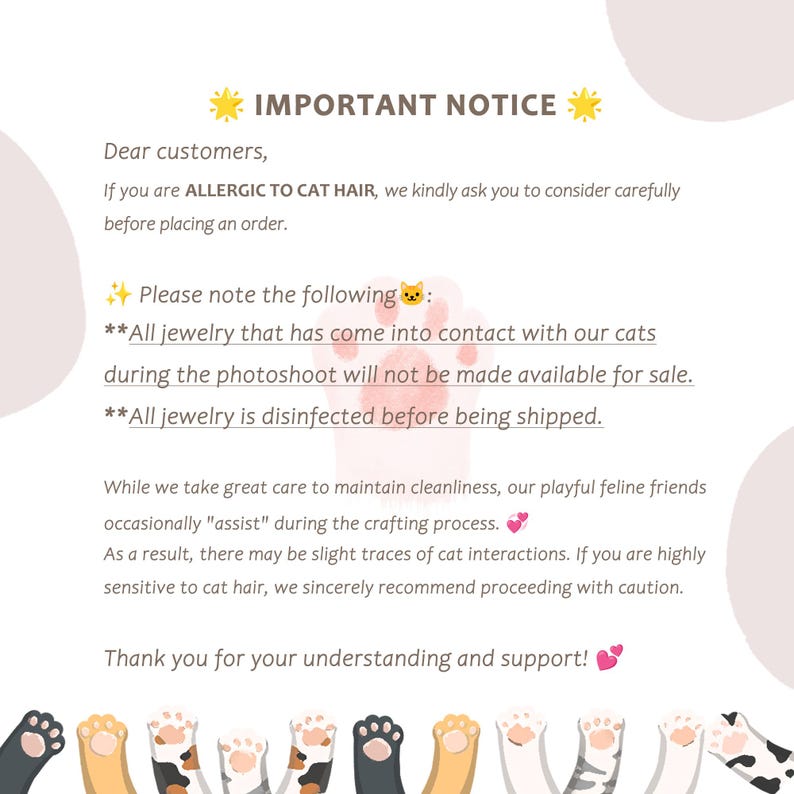 Peut inclure: Avis important sur fond blanc, concernant les allergies aux poils de chat. Le texte informe que les bijoux en contact avec les chats lors des s&eacute;ances photo ne sont pas vendus et sont d&eacute;sinfect&eacute;s. Des illustrations de pattes de chat sont en bas.
