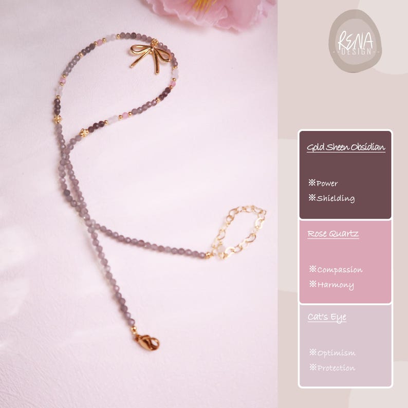 Peut inclure: Un collier d&eacute;licat avec de petites perles grises, des accents dor&eacute;s et un n&oelig;ud dor&eacute;. Le collier comprend un fermoir dor&eacute; et une petite cha&icirc;ne. L'image comprend &eacute;galement du texte qui se lit "Gold Sheen Obsidian", "Rose Quartz" et "Cat's Eye".