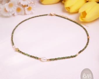 Choker aus Aventurin- und Miyuki-Perlen, handgefertigte, minimalistische, zierliche Boho-Halskette mit kleinen Edelsteinperlen, schlichter Boho-Choker für Damen
