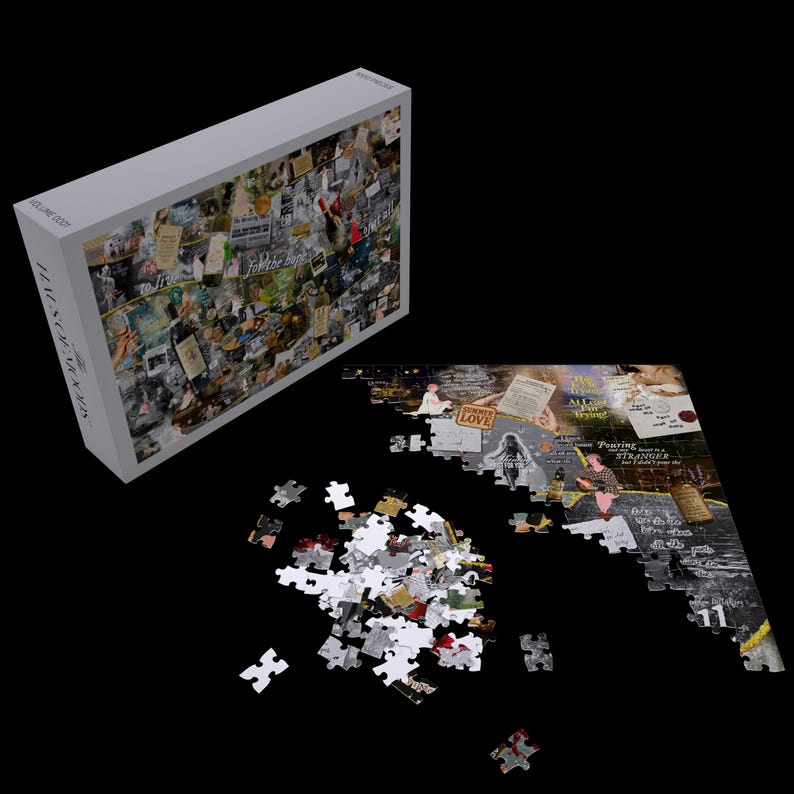 Peut inclure: Une bo&icirc;te de puzzle blanche et un puzzle partiellement assembl&eacute; avec un motif de collage. Les pi&egrave;ces du puzzle sont &eacute;parpill&eacute;es sur une surface noire. La bo&icirc;te porte le texte "VOLUME 001" et "HM SCHOPP".