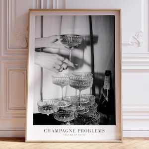 Może przedstawiać: Zestaw trzech ceramicznych kubków z nakrapianym, matowym wykończeniem. Kubki są w odcieniach kremu, jasnoszarym i ciemnoszarym. Każdy kubek ma prosty, minimalistyczny design i zaokrąglony uchwyt.