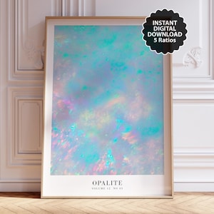 Può includere: Una stampa incorniciata con un design astratto di opale nei toni del blu, rosa e giallo. L'opera d'arte ha una qualità strutturata ed eterea. La stampa è etichettata "OPALITE VOLUME 12 NO 03" e include un adesivo che dice "INSTANT DIGITAL DOWNLOAD 5 Ratios."