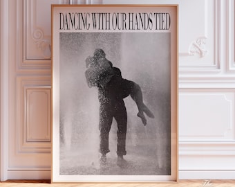 Pode incluir: Fotografia a preto e branco de um casal dançando na chuva. O texto "Dancing with our hands tied" está impresso no topo da imagem.