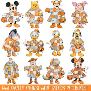 Puede incluir: Una colección de personajes de dibujos animados vestidos con disfraces de patchwork, cada uno sosteniendo una linterna de calabaza. Los personajes incluyen Mickey Mouse, Winnie the Pooh, Tigger, Piglet, Eeyore, Donald Duck, Daisy Duck, Pluto, Buzz Lightyear, Woody, un dinosaurio y Minnie Mouse. El texto "HALLOWEEN MOUSE AND FRIENDS PNG BUNDLE" está en la parte inferior.