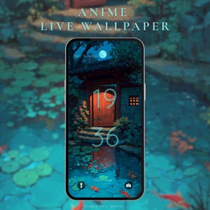 Könnte beinhalten: Smartphone mit einem Anime-Live-Wallpaper. Die Szene zeigt einen ruhigen Teich mit Koi-Fischen, ein Holztor und einen Vollmond. Die Uhrzeit wird als 19:36 angezeigt. Der Text oben lautet "ANIME LIVE WALLPAPER".