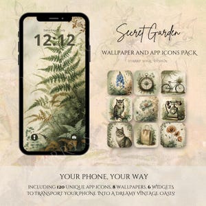 Puede incluir: Una maqueta de pantalla de teléfono con un fondo de pantalla de helecho verde y un reloj digital que muestra "Saturday July 12:12". El teléfono está rodeado de una colección de 9 imágenes cuadradas que presentan una variedad de ilustraciones vintage, incluyendo una brújula, una bicicleta, un búho, una flor, un teléfono, un gato, una bolsa de compras y una amapola.