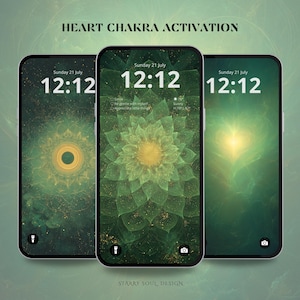 Może przedstawiać: Trzy smartfony wyświetlające zielone i złote abstrakcyjne wzory. Ekrany pokazują godzinę 12:12 oraz tekst "HEART CHAKRA ACTIVATION" i "STARRY SOUL DESIGN". Wzory obejmują kwiat, okrąg i serce.