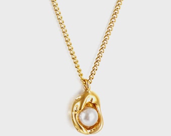 Gold Oyster Shell with Pearl Center Pendant Necklace | Dainty Chain Jewelry | Gift for Her