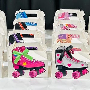 Könnte beinhalten: Eine Sammlung dekorativer Rollschuh-Ausschnitte in verschiedenen Farben, darunter Rosa, Lila und Weiß, mit Regenbogen- und Sternakzenten. Jeder Ausschnitt wird in einer weißen Geschenkbox präsentiert, wodurch eine optisch ansprechende Anordnung entsteht.