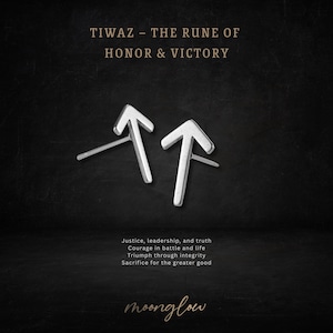 Może przedstawiać: Srebrne kolczyki w kształcie strzałek. Obraz zawiera tekst "TIWAZ - THE RUNE OF HONOR & VICTORY" oraz dodatkowy tekst o sprawiedliwości, przywództwie i prawdzie. Kolczyki są od marki "moonglow".
