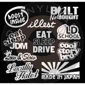 Può includere: Una collezione di adesivi in vinile bianco con vari slogan della cultura automobilistica giapponese, tra cui "boost inside", "eat sleep JDM", "illest", "EAT SLEEP DRIVE", "old school", "cool story bro", "low & slow", "locally hated" e "made in Japan".