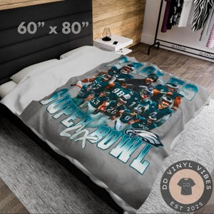 Könnte beinhalten: Eine graue Fleece-Decke mit einem Foto des Footballteams Philadelphia Eagles. Der Text "Philadelphia Eagles Super Bowl LVII" ist auf der Decke aufgedruckt. Die Decke ist 60 Zoll mal 80 Zoll groß.