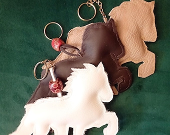 Töltende Islandpferde als Taschenanhänger aus echtem Leder