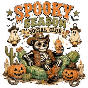 以下が含まれることがあります： ハロウィーンをテーマにしたイラスト。カウボーイハットとベストを着た骸骨のクマが、パンプキン・スパイス・ドリンクを持っています。「Spooky Season Social Club」の文字と、カボチャ、サボテン、お化けが描かれています。楽しくて季節感のあるデザインです。