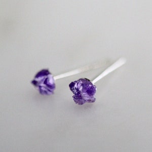 Kleine Amethyst Ohrstecker, rohe Amethtyst Ohrstecker, lila Ohrstecker