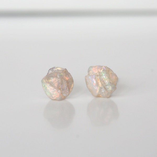 Orecchini a bottone in argento opale australiano grezzo, orecchini a bottone con opale grezzo naturale, regalo di San Valentino per lei