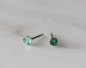 Petites puces d&#39;oreilles en argent sterling aventurine verte : tiges de pierres précieuses brutes