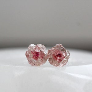 桜のイヤリング、桜のイヤリング、花のイヤリング、宝石のスタッドイヤリング、ローズクォーツのイヤリング
