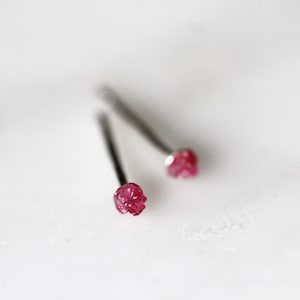 Orecchini a bottone con rubino, orecchini con rubino grezzo da 2 mm, orecchini in argento sterling con rubino minuscolo, pietra portafortuna di luglio