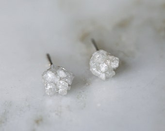 Pendientes de diamantes en bruto, tachuelas de diamantes blancos, pendientes de poste de diamantes en bruto, piedra de nacimiento de abril