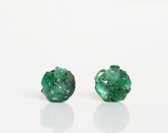 Brincos de esmeralda bruta, brincos de pino de titânio esmeralda, brincos com pedra de nascimento de maio, brincos de esmeralda natural, brincos de pino de cristal verde