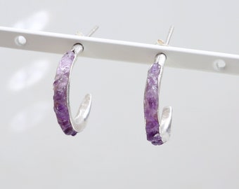 Aros de amatista en bruto: delicados aros de plata de ley