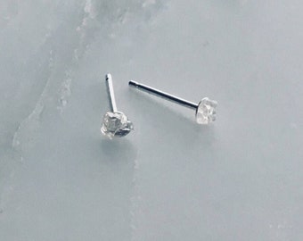 Petites puces d&#39;oreilles en argent sterling à quartz transparent : bijoux minimalistes en cristal