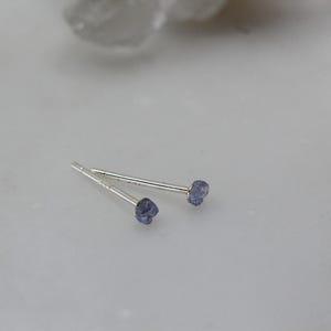 Pendientes de tanzanita: pequeños pendientes de plata de ley - Piedra natal de diciembre imagen 3