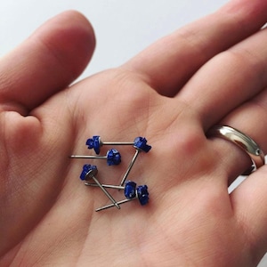 天然ラピスラズリイヤリング：軽量チタンスタッド（シングルピース）