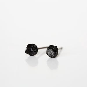 Brincos de Turmalina Negra: Proteção de Aterramento (Pinos de Titânio de 4 mm)