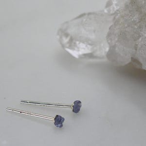 Pendientes de tanzanita: pequeños pendientes de plata de ley - Piedra natal de diciembre imagen 2