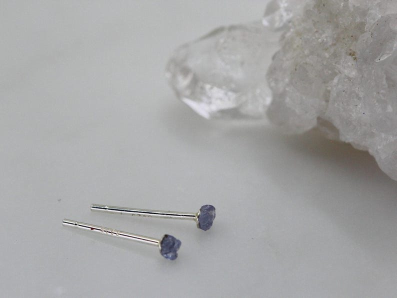 Pendientes de tanzanita: pequeños pendientes de plata de ley - Piedra natal de diciembre imagen 2