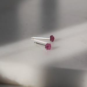 Råa rosa safirörhängen: Sterlingsilver, fina 3 mm örhängen