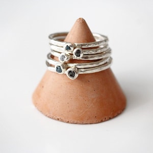 Ruwe diamanten ring: sterlingzilver stapelband (wit, blauw, zwart)
