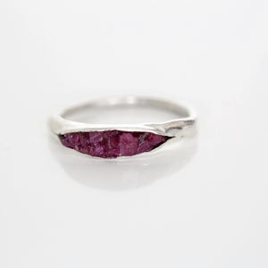 Anello in argento sterling con rubino grezzo - Fascia martellata, pietra portafortuna di luglio