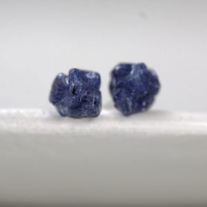 Orecchini a bottone in dumortierite - pietra blu grezza su argento sterling