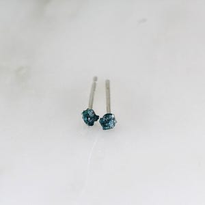 Brincos de Diamante Azul: Pedras Brutas - Pinos em Prata de Lei