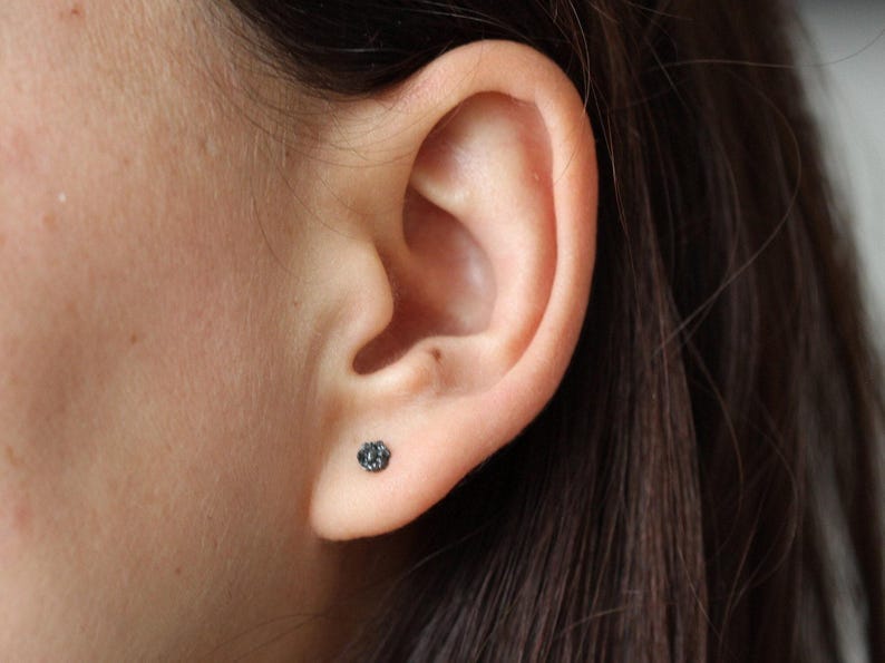 Boucles d'oreilles puces en titane et diamant noir, brutes et éthiques (4 mm pour homme) image 2