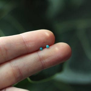 Puces d'oreilles turquoises : pierre brute, argent sterling - Minimalisme