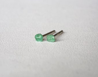 Rohe Smaragd Ohrringe, 2mm Smaragd Ohrringe, Smaragd Ohrstecker, Rohe Smaragd Silber Ohrringe, Mai Geburtsstein, raue Smaragd Ohrringe