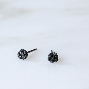 Boucles d'oreilles puces en titane et diamant noir, brutes et éthiques (4 mm pour homme) image 4