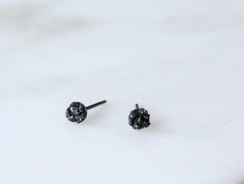 Boucles d'oreilles puces en titane et diamant noir, brutes et éthiques (4 mm pour homme) image 4