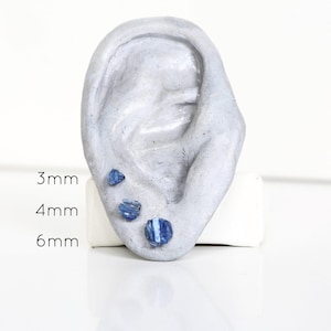 Brinco de pino com gema bruta: Cristais naturais em titânio (peça única)