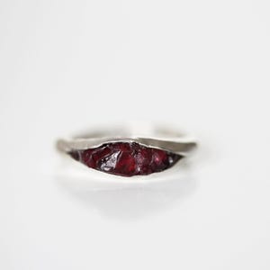 Anillo apilable de granate en bruto: piedra natural sobre banda de plata reciclada