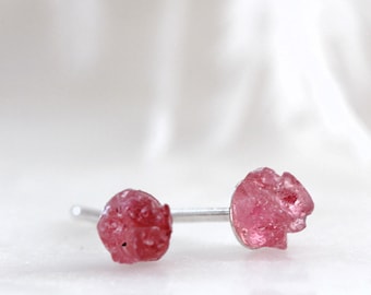 Brincos de prata turmalina rosa, brincos de pedra rosa crua, joias de pedra do mês de outubro, brincos de cristal áspero