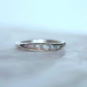 Bague en argent sterling avec opale australienne brute (pierre de naissance d'octobre, faite main)