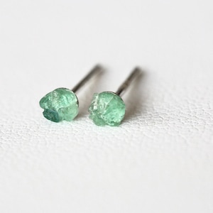 Pendientes de esmeralda en bruto: pendientes con la piedra de nacimiento de mayo (plata de ley, 3 mm)