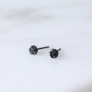 Boucles d'oreilles puces en titane et diamant noir, brutes et éthiques (4 mm pour homme) image 5