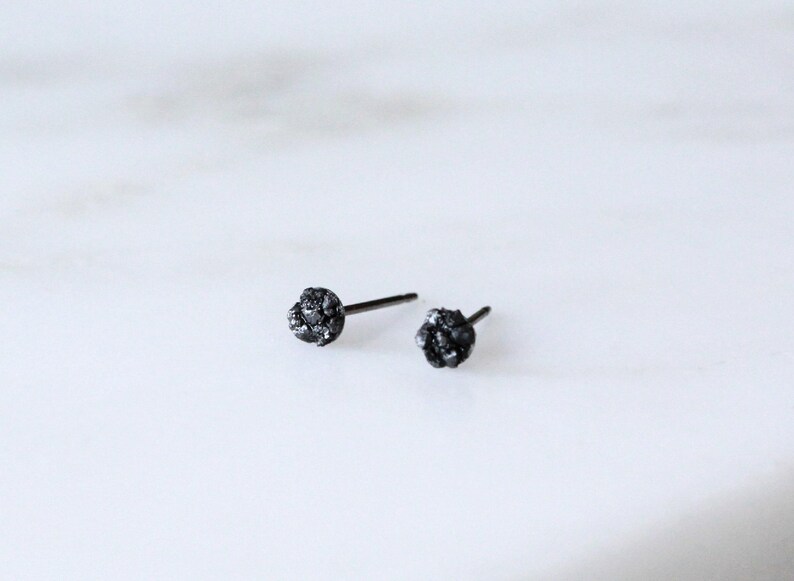 Boucles d'oreilles puces en titane et diamant noir, brutes et éthiques (4 mm pour homme) image 5